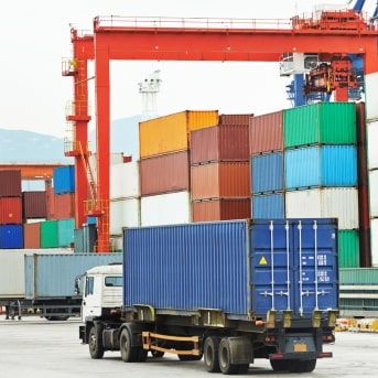 packmovestore truck in port